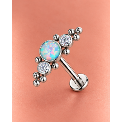 ADORA VIRELLE Opal Silver – strieborný titánový labret ASTM F136 s centrálnym dúhovým opálom, dvoma čírymi zirkónmi a dekoratívnymi guľôčkami, šírka ozdobnej časti 13 mm.