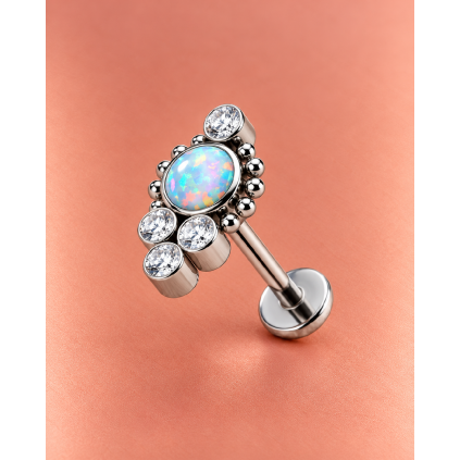 ADORA SELVIA Opal Silver – strieborný titánový labret ASTM F136 s oválnym dúhovým opálom, štyrmi čírymi zirkónmi, dekoratívnymi guľôčkami a plochou zadnou koncovkou.