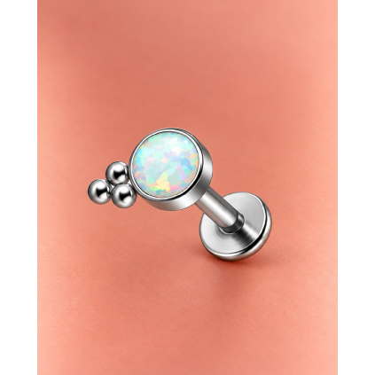 ADORA OVELIA Opal Silver – strieborný titánový labret ASTM F136 s okrúhlym dúhovým opálom, tromi dekoratívnymi guľôčkami a plochou zadnou koncovkou.