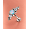 ADORA VIRELLE Opal Silver – strieborný titánový labret ASTM F136 s centrálnym dúhovým opálom, dvoma čírymi zirkónmi a dekoratívnymi guľôčkami, šírka ozdobnej časti 13 mm.